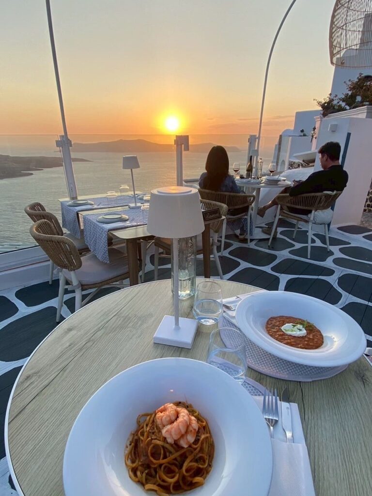 フィラでの夕焼けを眺めながらのディナー