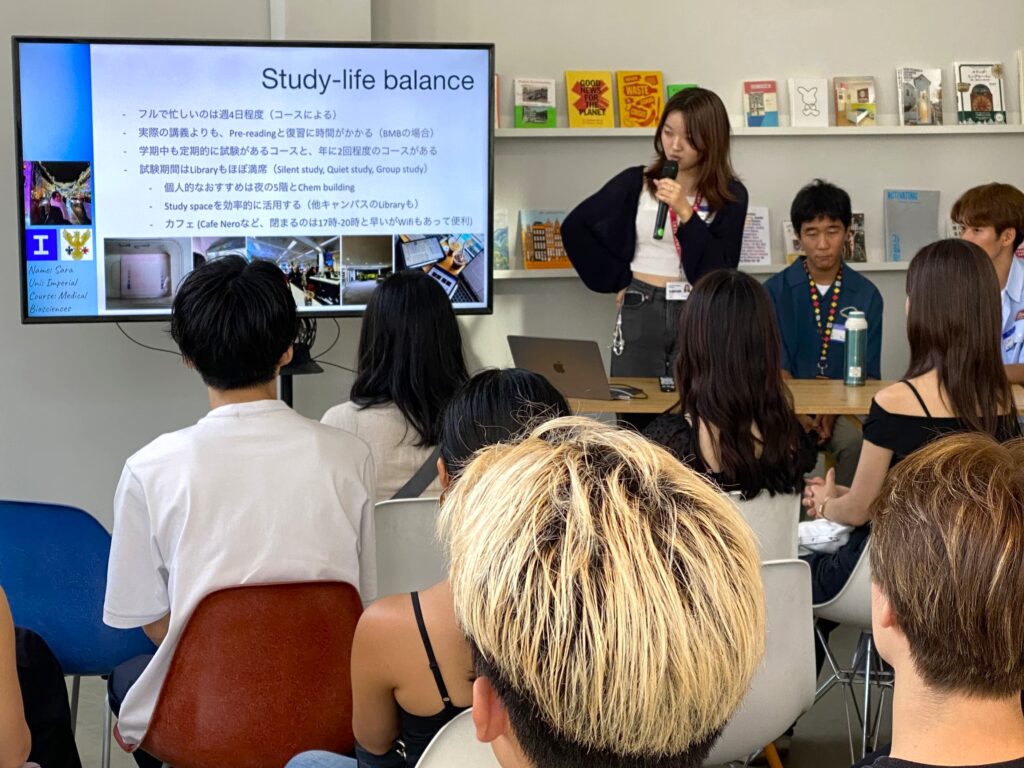 Pre-Departure Eventでプレゼンテーションを行う責任者のSaraさん