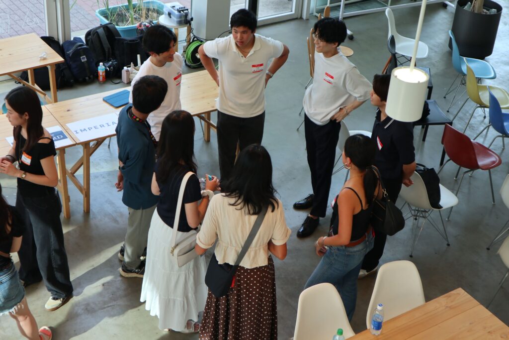 イベント開始前に参加者同士が歓談している様子