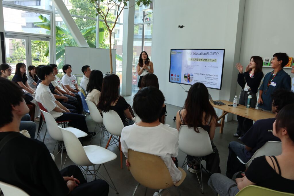 目の前に飛んでいるドローンを見る来場者