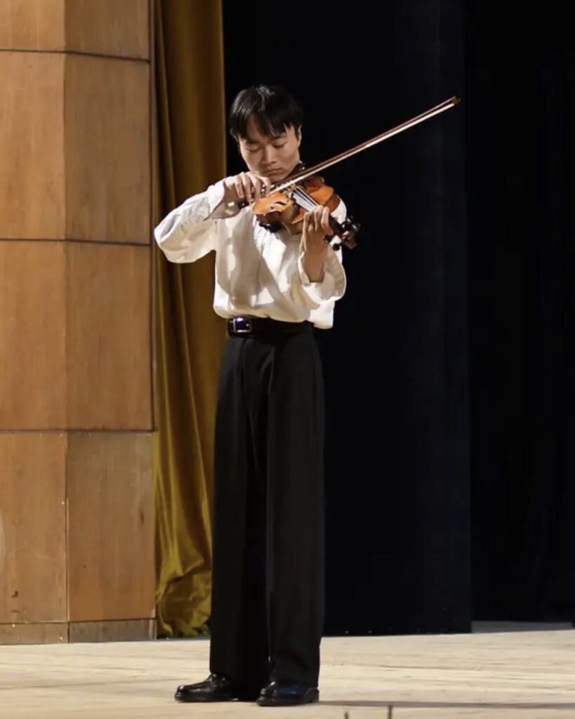 ブルガリアのイベントでバイオリンを演奏しているShuntaさん