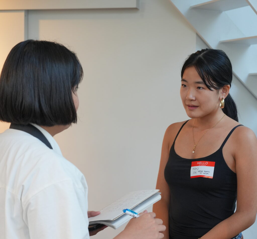 インタビューを受けるHanaさん
