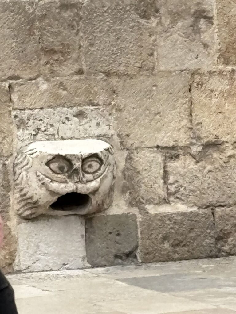 クロアチアにあった謎の像、この上に立てると健康になれるとか