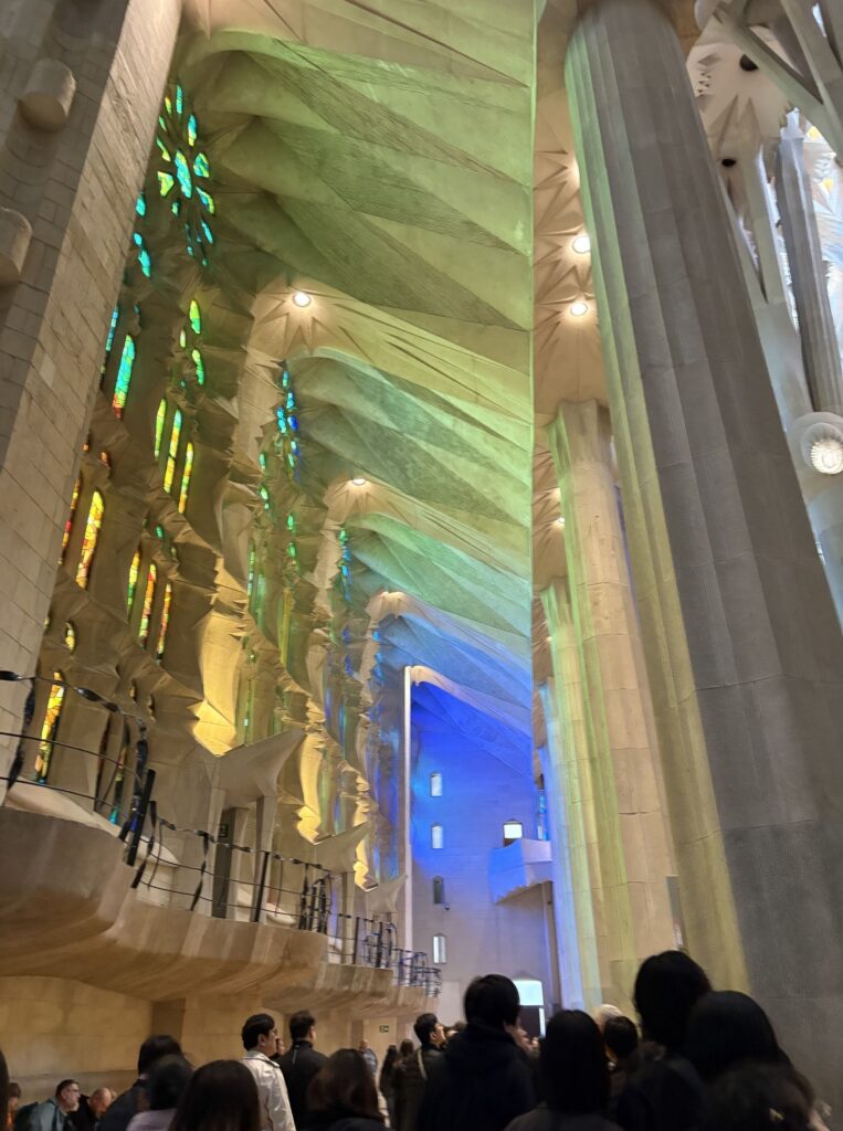 バルセロナにあるサグラダ・ファミリア内部